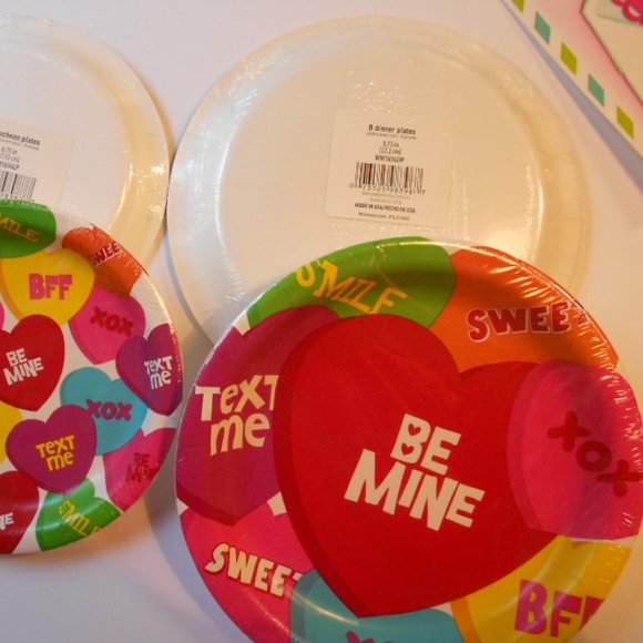 Valentines Lot of Party Plates & Assorted Items - Picture 3 of 16